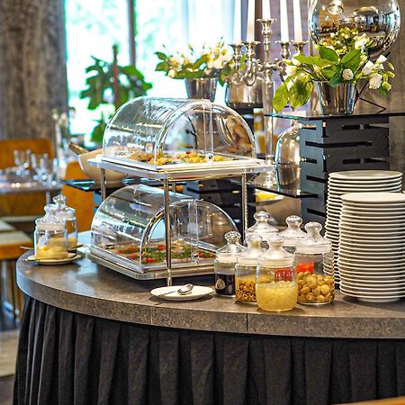 Willa Port Ostróda Exteriér fotografie A buffet at a hotel