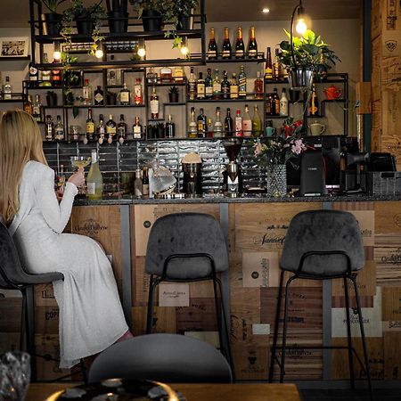 Willa Port Ostróda Exteriér fotografie A woman sitting at a bar