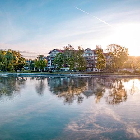 Willa Port Ostróda Exteriér fotografie The lake at the campus of the University of Applied Sciences and Medical University of Southern Tyrol