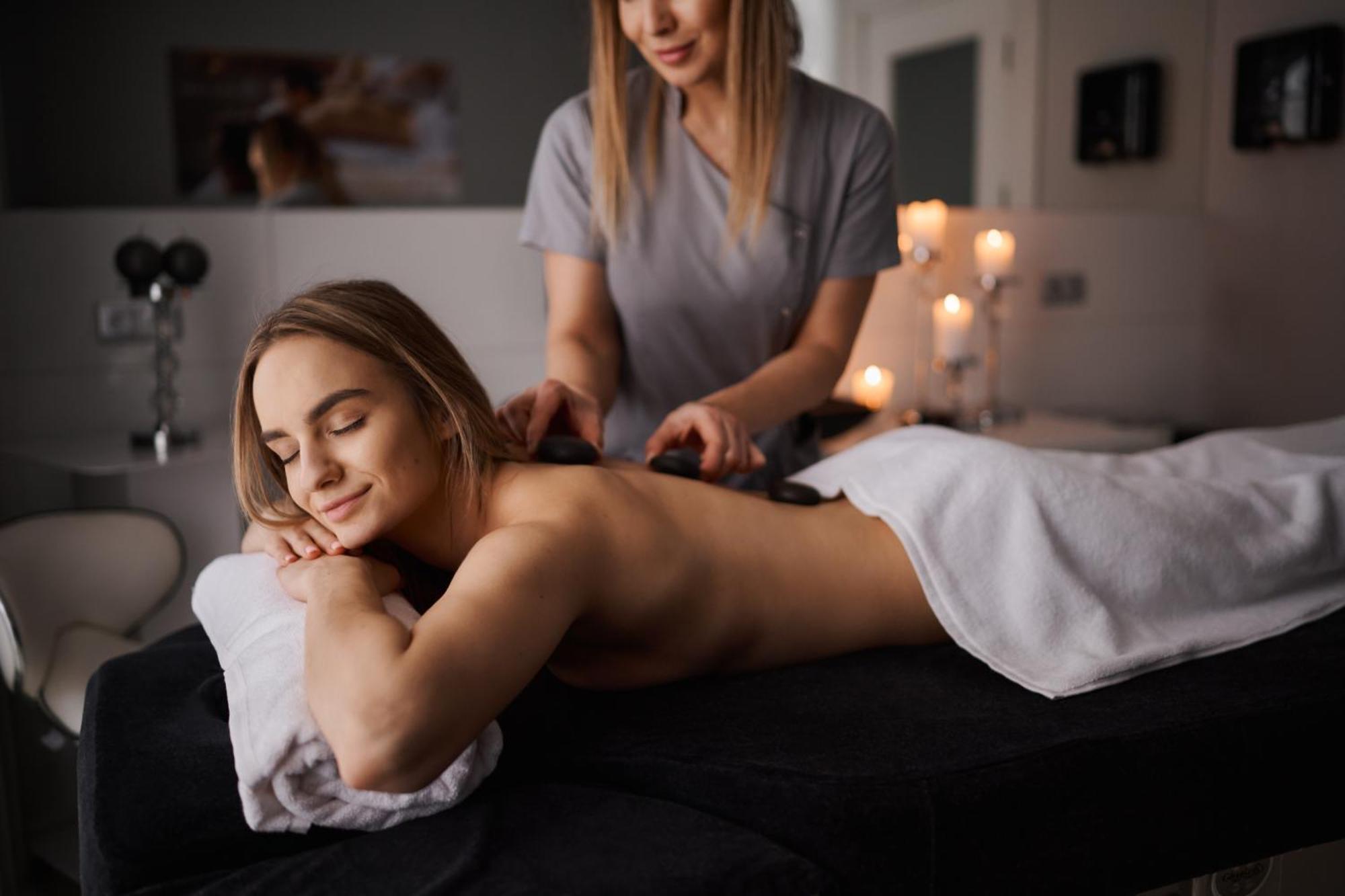 Willa Port Ostróda Exteriér fotografie A woman receiving a hot stone massage