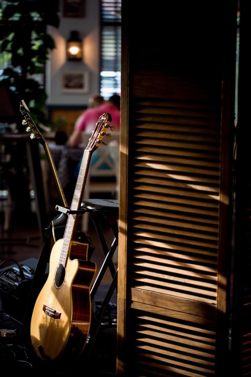 Willa Port Ostróda Exteriér fotografie A guitar in a stand
