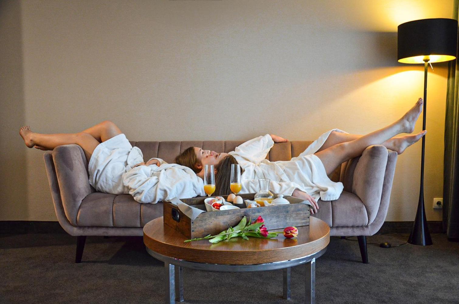 Willa Port Ostróda Exteriér fotografie A woman relaxing at a spa