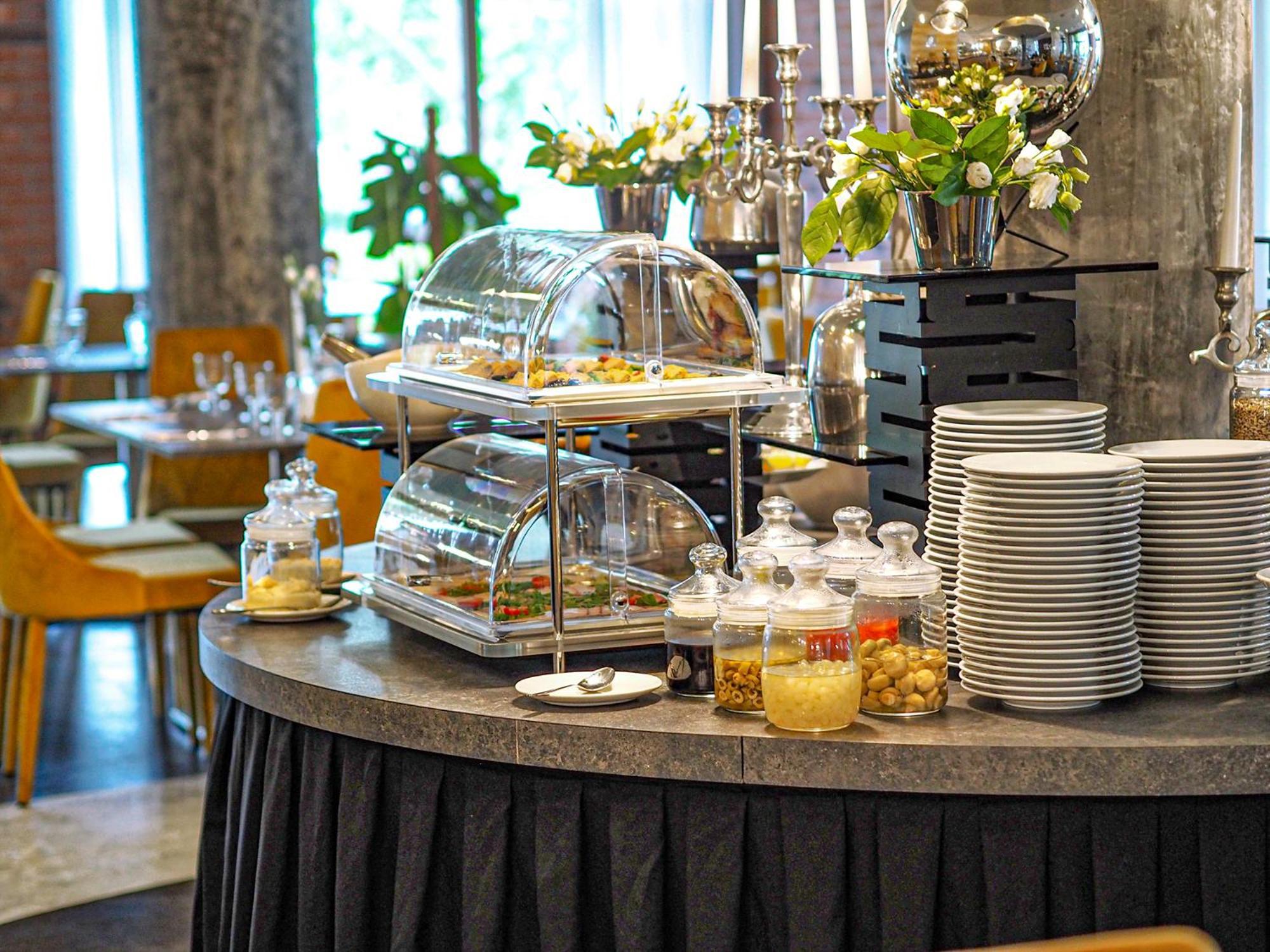 Willa Port Ostróda Exteriér fotografie A buffet at a hotel
