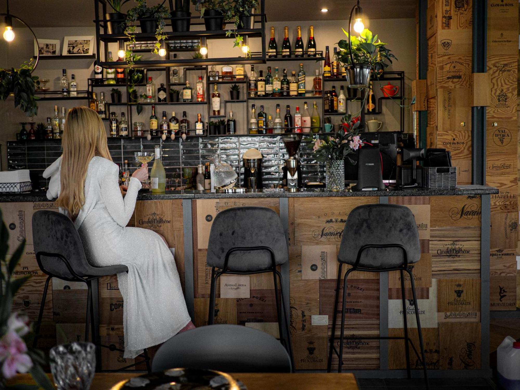 Willa Port Ostróda Exteriér fotografie A woman sitting at a bar