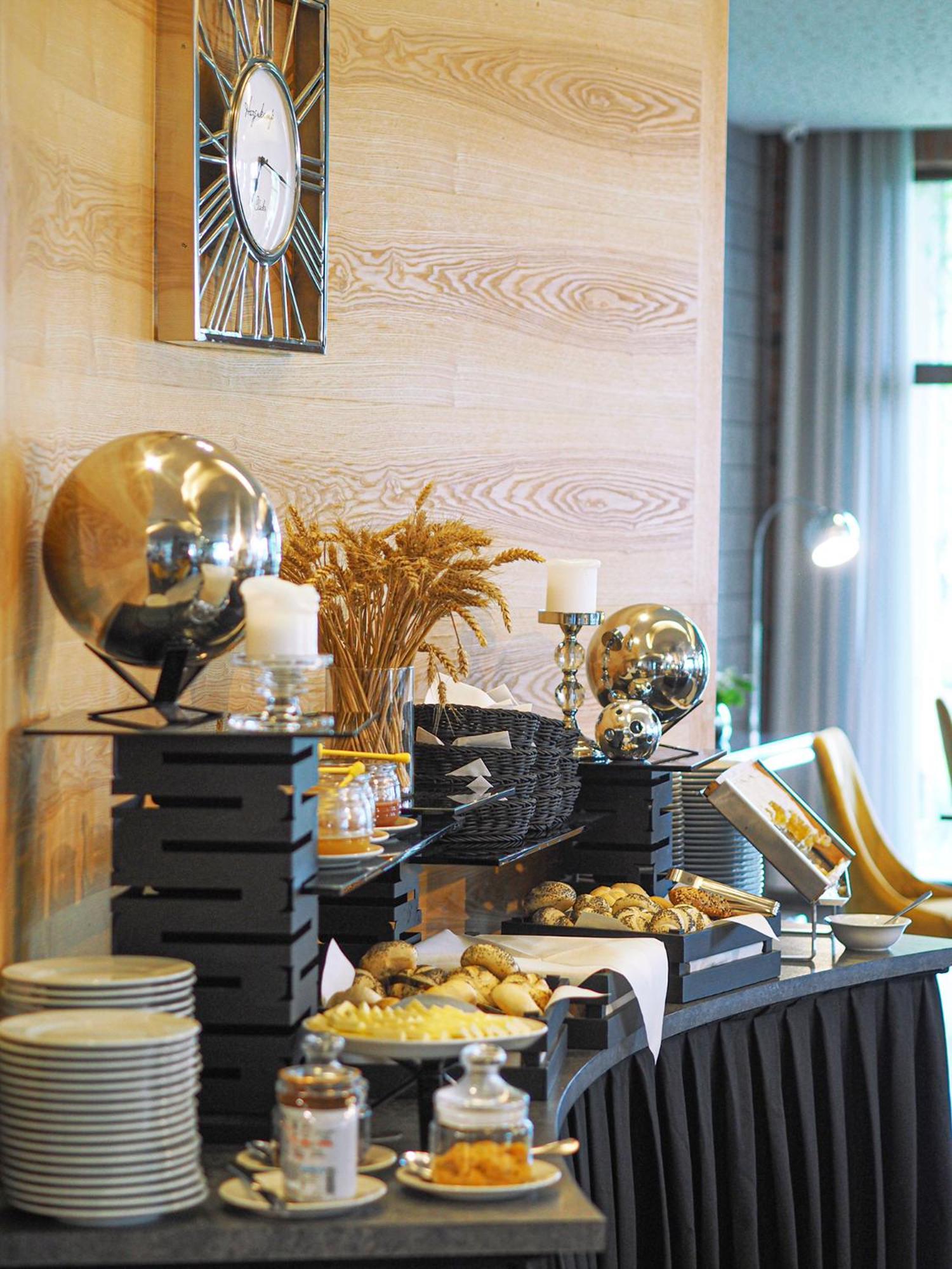 Willa Port Ostróda Exteriér fotografie A buffet at a hotel