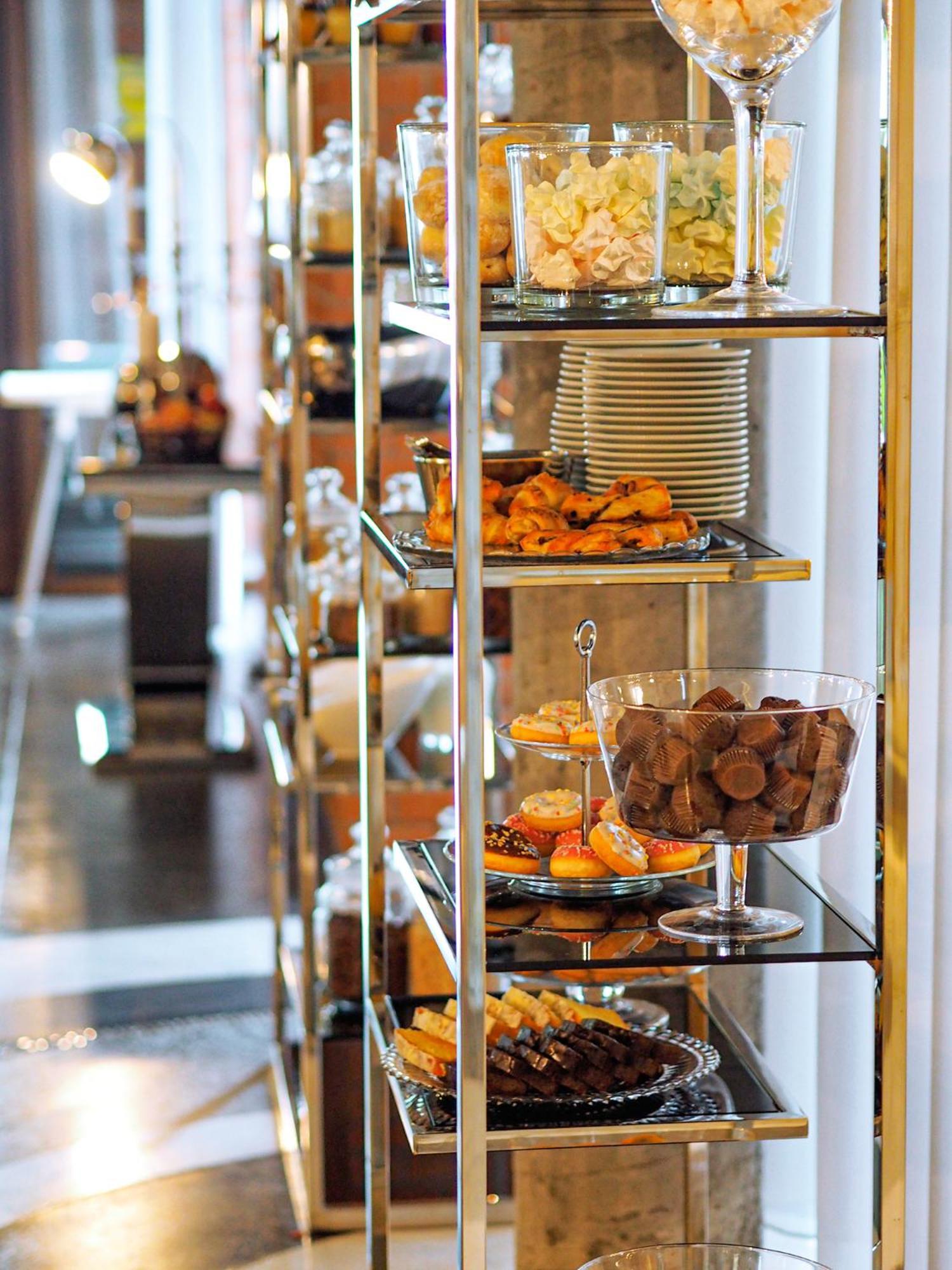 Willa Port Ostróda Exteriér fotografie A dessert cart