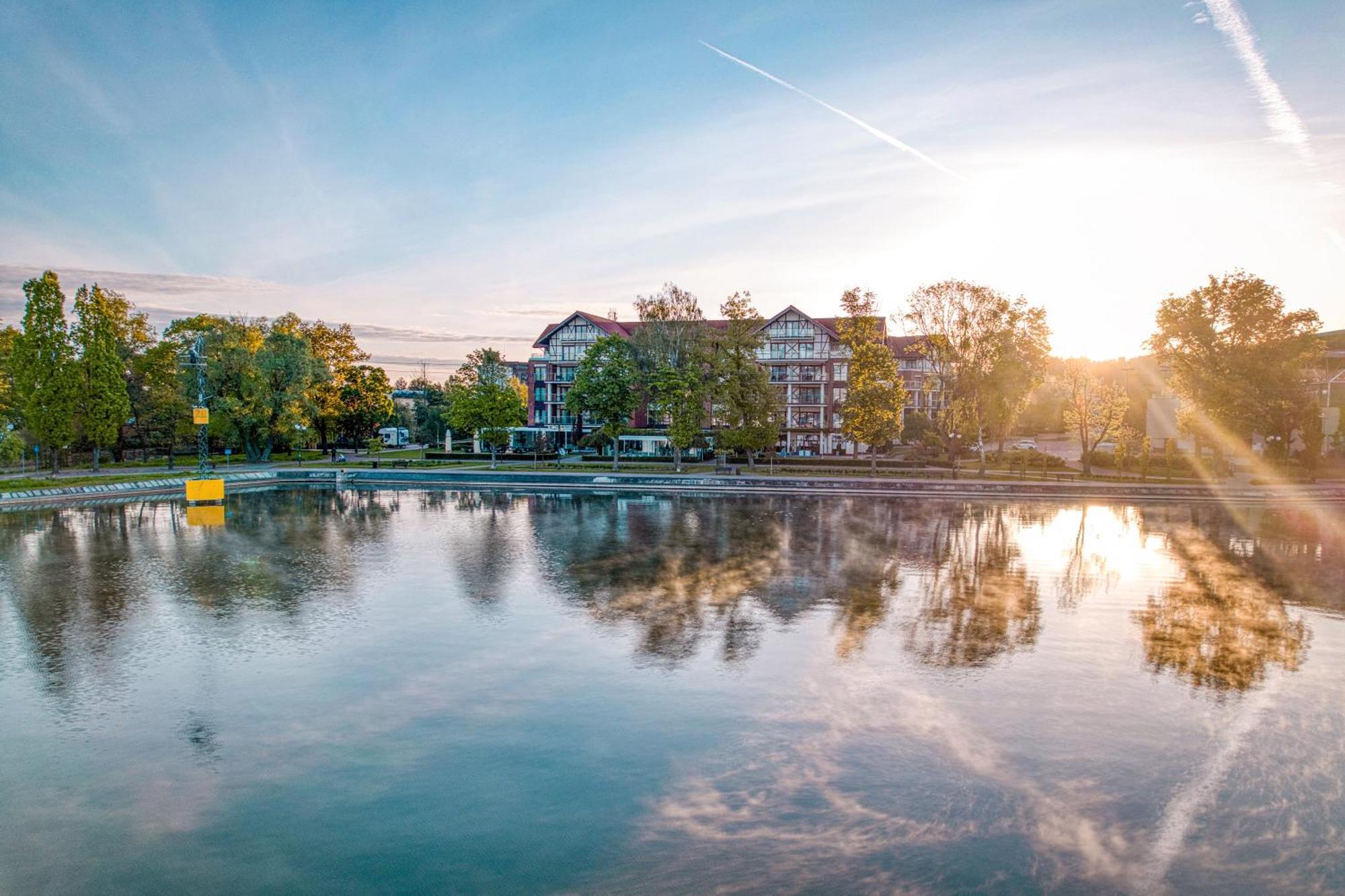 Willa Port Ostróda Exteriér fotografie The lake at the campus of the University of Applied Sciences and Medical University of Southern Tyrol