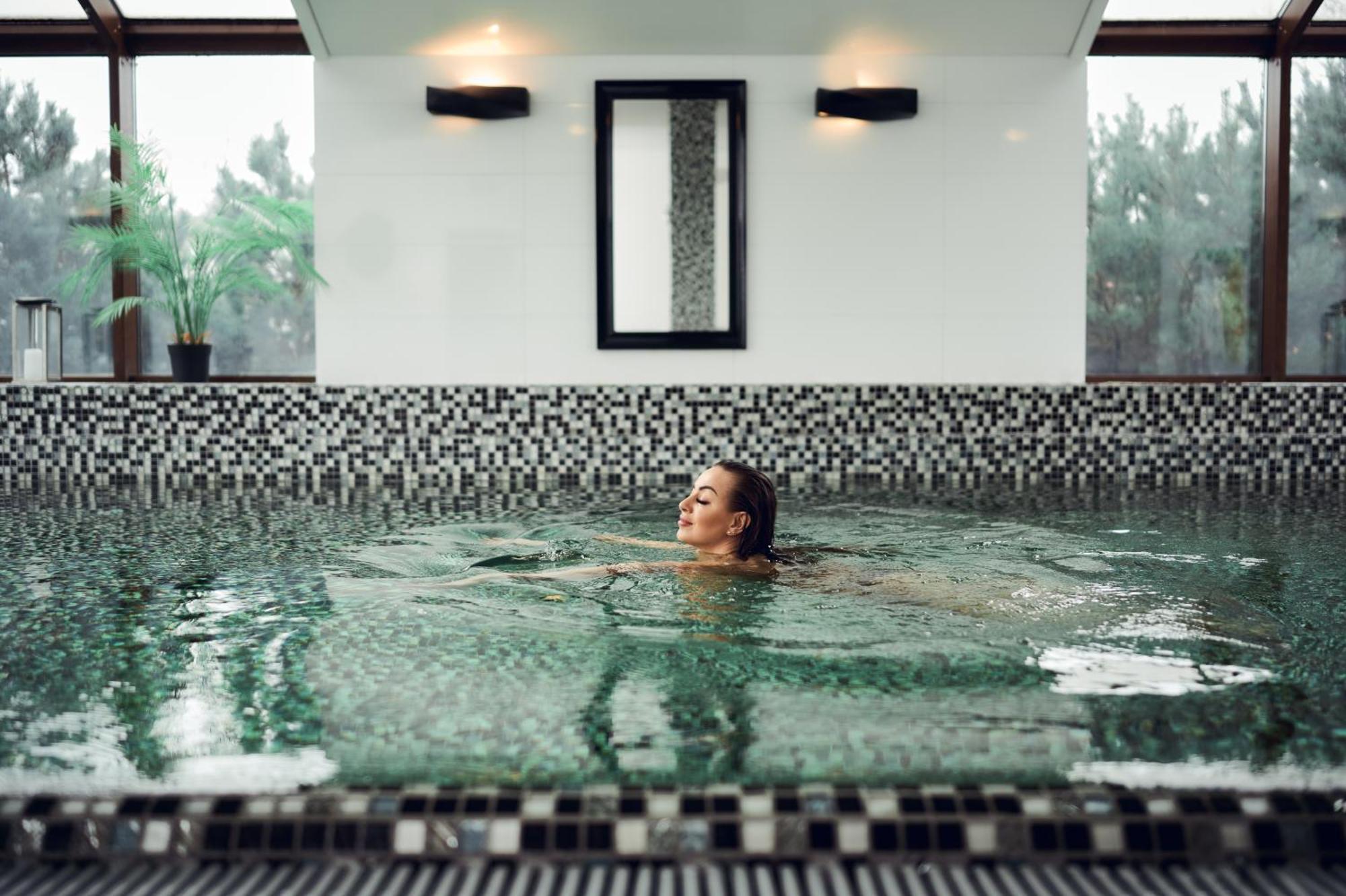 Willa Port Ostróda Exteriér fotografie A woman swimming in a pool